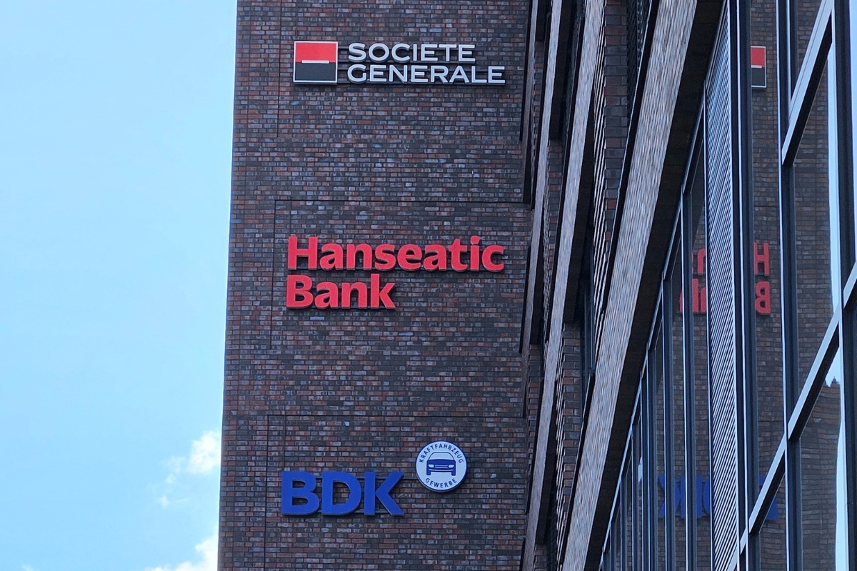 Abgebildet ist ein Gebäude, das mit den Logos von BDK, Hanseatic Bank sowie Societe Generale versehen ist.