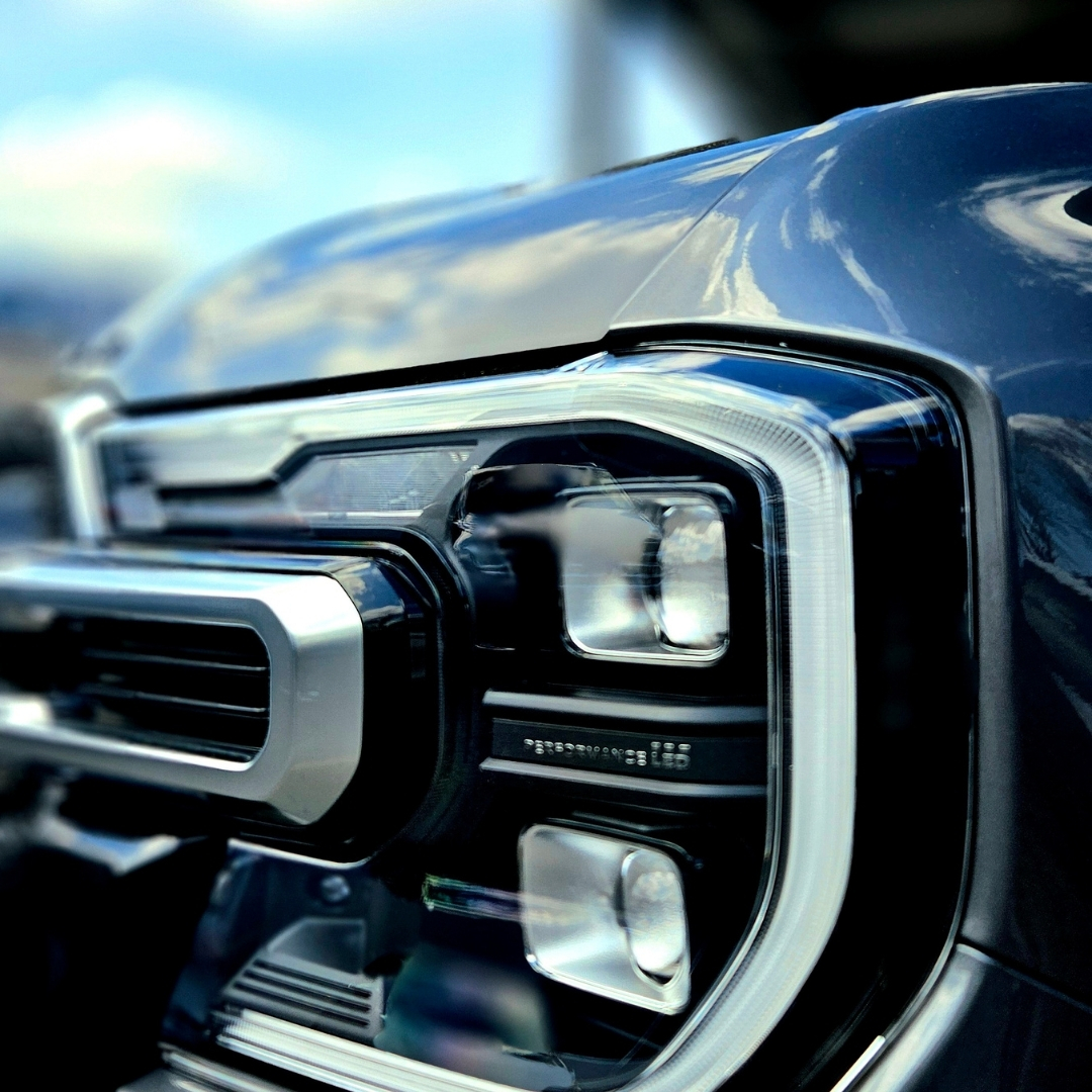 Ford Ranger fährt davon...