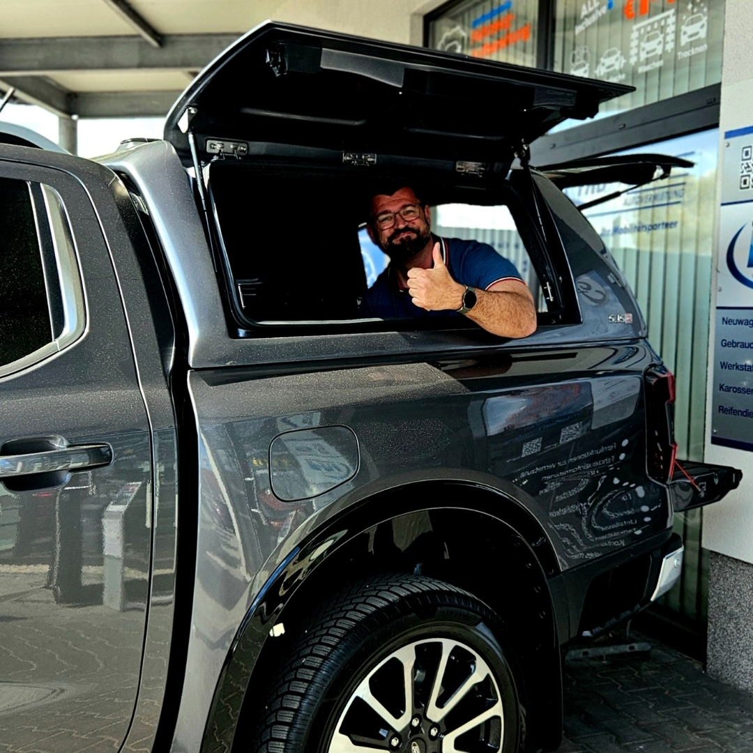 geöffnetes Hardtop mit Person