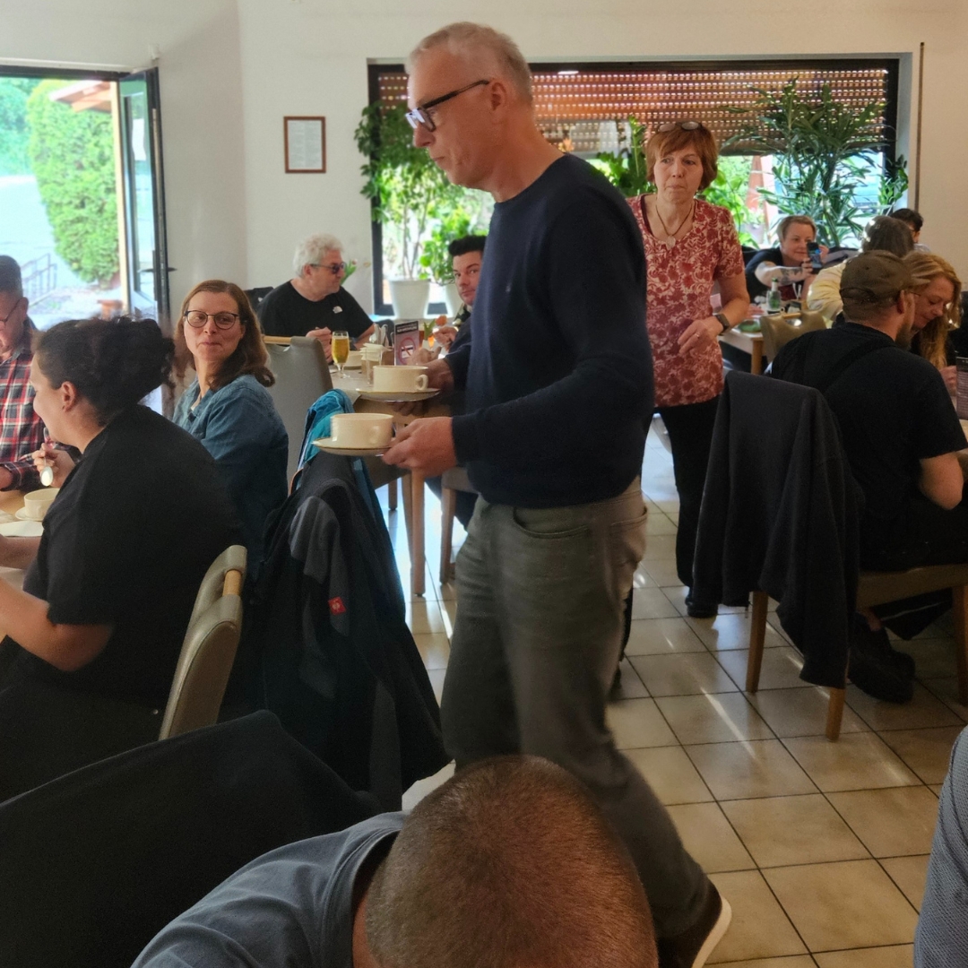 Zu sehen sind mehrere Personen in einer Gastronomie