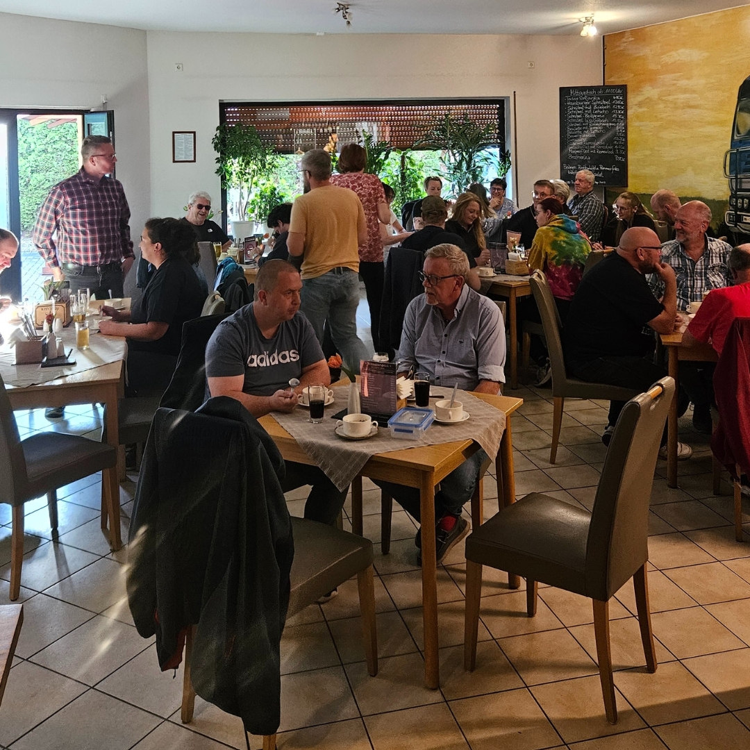 Zu sehen sind mehrere Personen in einer Gastronomie