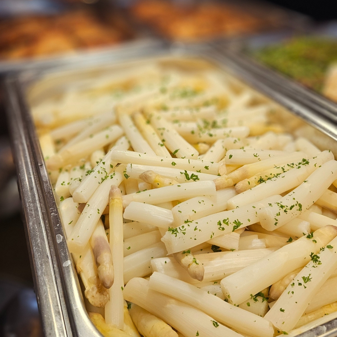 Zu sehen ist ein wärmebehälter voller weißer Spargel