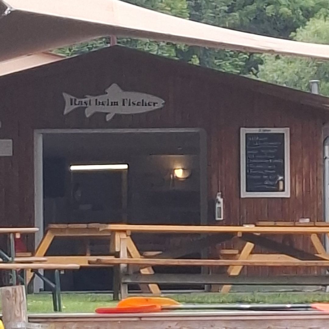 Zu sehen ist eine Imbiss Hütte ,Rast beim Fischer,