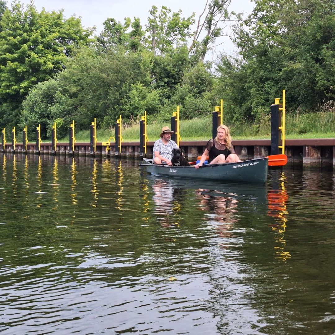 Zu sehen sind zwei Personen in einem Kajak das im Wasser schwimmt