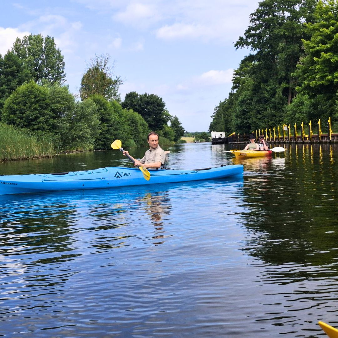 Zu sehen ist eine Person in einem blauen Kajak im Wasser 